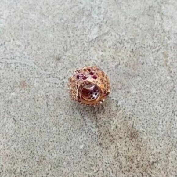 PANDORA Pink Pav?? Daisy Flower Charm - Picture 2 of 3